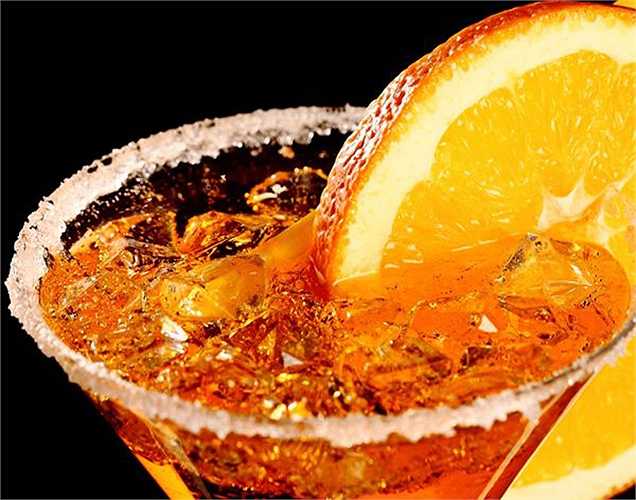 Tạo hương vị cho rượu: Thay vì chi tiền cho rượu vodka có hương, chỉ cần cho một ít vỏ cam vào rượu vodka thường và để trong một vài ngày rượu sẽ thơm. 