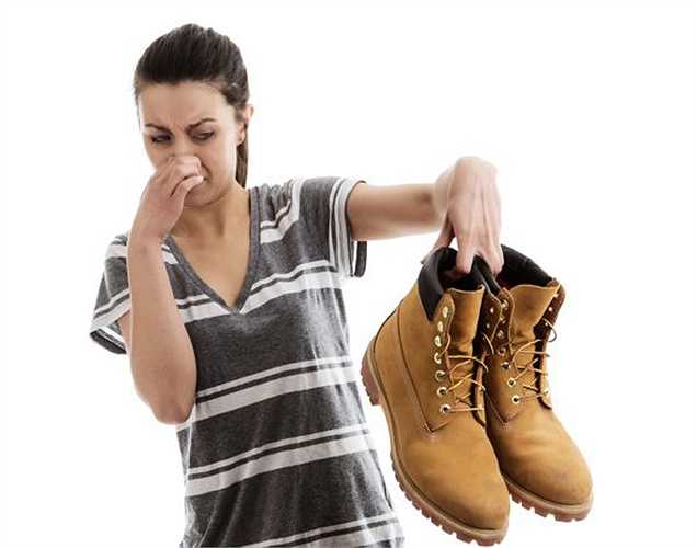 Khử mùi hôi giày: Nếu đôi giày của bạn hay có mùi, bạn có thể cho một ít cỏ cam bọc trong miếng vải mỏng và đặt chúng trong giày. Vỏ cam có tác dụng hấp thụ mùi hôi và giữ cho giày luôn thơm tho. 