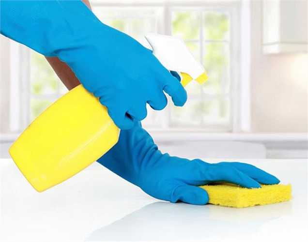 Một chất tẩy rửa tự nhiên: cho một ít vỏ cam vào trong một cái lọ và cho giấm vào ngâm, đậy nắp lại và đặt nó trong tủ lạnh trong một vài tuần, sau đó lọc lấy nước và đổ vào một bình xịt. Nước ngày có thể sử dụng để làm sạch và có mùi hương dễ chịu. 