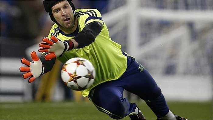Có Courtois, Chelsea gần như không cần tới Petr Cech. Vì vậy, cơ hội cho Arsenal chiêu mộ người gác đền này theo dạng tự do là rất cao
