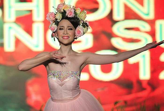 Linh Nga từng khóc rất nhiều vì sự cố trong màn biểu diễn này. (Trung Ngạn)