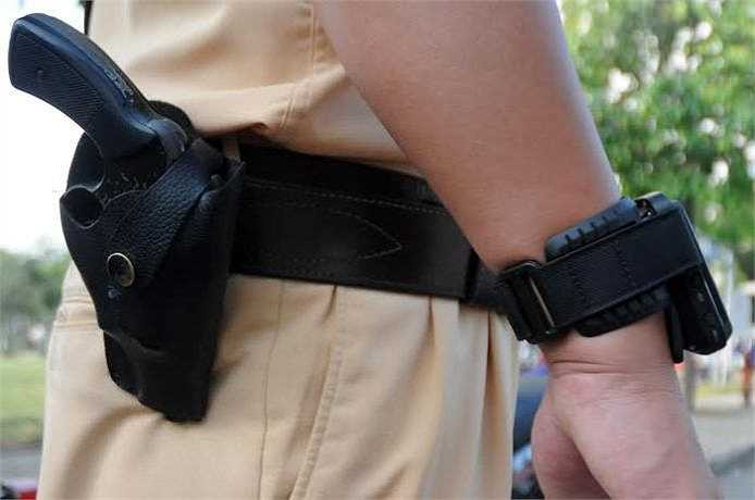 Sáng nay (15/4), nhiều người điều khiển phương tiện trên các tuyến đường của quận 7 không khỏi ngỡ ngàng khi bị 'mắt thần' gắn trên mũ CSGT ghi lại lỗi vi phạm giao thông.