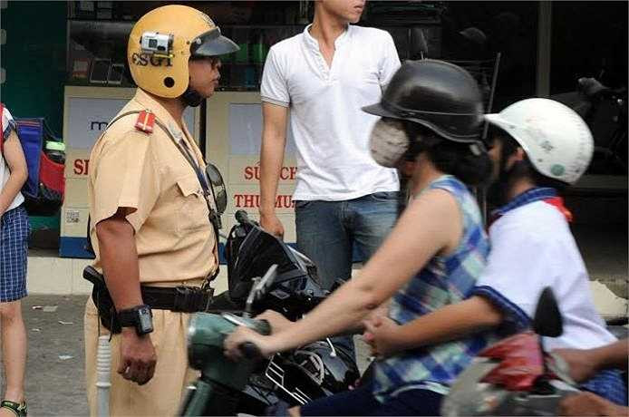 Theo thiếu tá Trần Hồng Nam, phó đội trưởng đội CSGT quận 7 (thuộc Công an quận 7, TP.HCM), cuối năm 2014, đội được cấp 5 camera gắn trên mũ (trị giá 10 triệu đồng/chiếc) để xử lý vi phạm giao thông trên địa bàn.