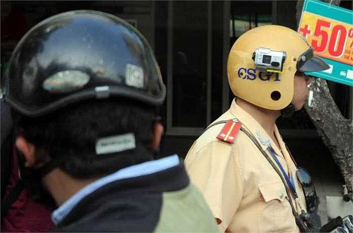 Việc trang bị camera trên mũ giúp CGST dễ dàng xử lý một số lỗi vi phạm, đặc biệt là những tình huống nhạy cảm dẫn đến cãi nhau giữa CSGT và người vi phạm. 