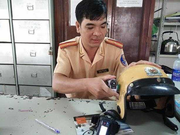 Theo thiếu tá Nam, thời gian qua có nhiều trường hợp không hợp tác khi bị CSGT thổi phạt nhưng khi xem lại hình ảnh từ 'mắt thần' thì họ cảm thấy ngỡ ngàng và xấu hổ khi đôi co với CSGT.