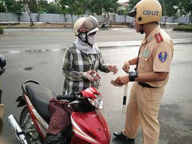 Một trường hợp vi phạm tâm phục khẩu phục khi bị 'mắt thần' ghi lại hình ảnh vi phạm giao thông.