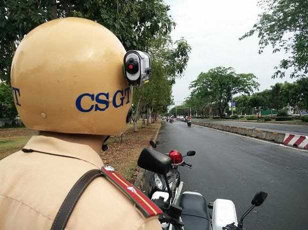 Đại tá Trần Thanh Trà – trưởng phòng CSGT đường bộ - đường sắt (PC67) – Công an TP.HCM, cho biết, phòng PC67 đang đề xuất ban giám đốc Công an TP.HCM cấp 200 bộ camera để gắn trên mũ của CSGT nhằm phục vụ cho công tác xử lý vi phạm giao thông.