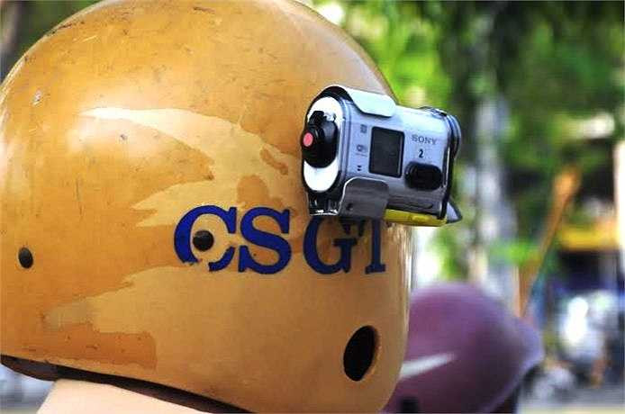 Cận cảnh 'mắt thần' trên mũ CSGT quận 7, TP.HCM.