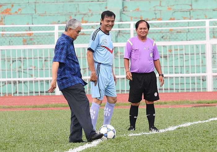 Chủ tịch VFF - Lê Hùng Dũng giao bóng khai mạc Festival bóng đá Hồng Hà - Trường Sơn - Cửu Long. (ảnh: Hoàng Tùng)