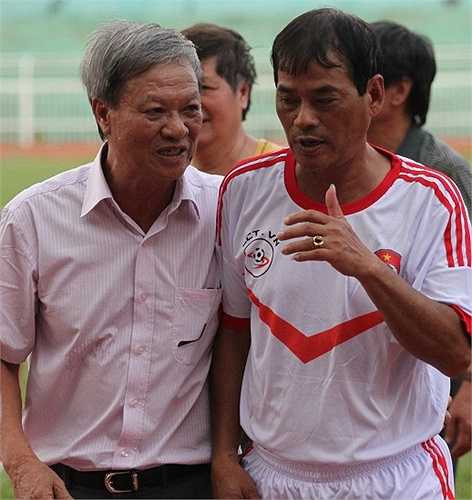HLV Lê Thụy Hải - trước kia đầu quân cho Tổng cục Đường sắt tới chung vui cùng các đồng đội cũ. (ảnh: Hoàng Tùng)