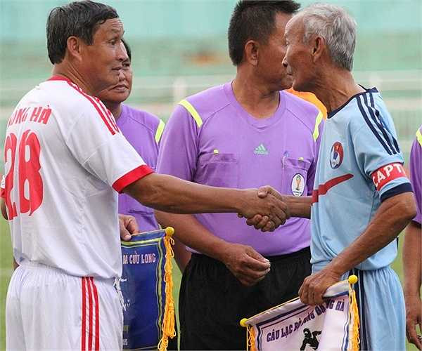 Cựu danh thủ Mai Đức Chung (Tổng cục Đường sắt) bắt tay Tư Lê (Cảng SG) - cầu thủ được mệnh danh chơi bóng bật tường hay nhất Việt Nam từ trước đến nay. (ảnh: Hoàng Tùng)