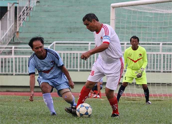 Có thể do đang công tác huấn luyện nên cựu danh thủ Mai Đức Chung vẫn còn giữ được cảm giác bóng rất tốt. (ảnh: Hoàng Tùng)