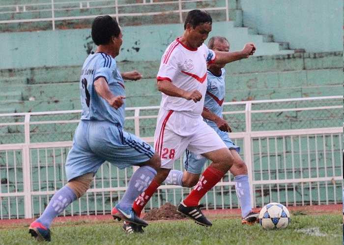 Trưởng phòng các đội tuyển của VFF hiện tại, giữa vòng vây hàng thủ bên phía Cửu Long. (ảnh: Hoàng Tùng)