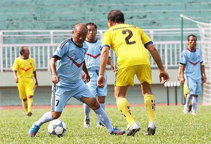 Nguyễn Hoàng Minh (Minh 'nhí') - đội Hải Quan trước, đối mặt với Nguyễn Thanh Hà bên phía Trường Sơn. (ảnh: Hoàng Tùng)