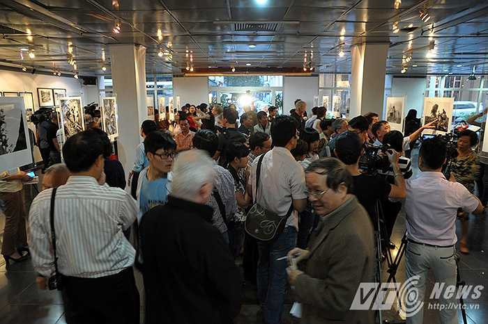 Chiều 14/4, tại Trung tâm văn hóa Pháp L’espace (24 Tràng Tiền, Hoàn Kiếm, Hà Nội) đã khai mạc triển lãm ảnh ‘Phóng viên chiến trường’, Triển lãm giới thiệu đến công chúng 40 bức ảnh được 4 cựu phóng viên chiến trường chụp trong cuộc kháng chiến chống Mỹ 