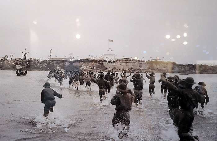 Sau khi các hiệp định được ký kết ngày 27 tháng Giêng 1973 tại Paris, đợt trao đổi tù binh lớn nhất trong lịch sử chiến tranh Việt Nam đã diễn ra vào mùa xuân 1973 gần sông Thạch Hãn tỉnh Quảng Trị, ngày 9 tháng Ba 1973. Tù binh Bắc Việt được quân đội miền Nam trao trả tự do chạy về phía đồng đội của họ. Phía sau họ, người ta thấy những lá cờ miền Nam Việt Nam. (Ảnh Chu Chí Thành, phần chú thích ảnh của tác giả được giữ nguyên)