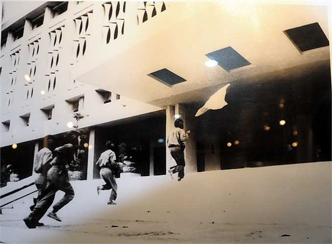 Ngày 30 tháng Tư 1975, các chiến sĩ lái xe tăng Bắc Việt Nam chiếm Dinh Tổng thống Sài Gòn. Người cầm cờ là Bùi Quang Thận, đại đội trưởng Trung đoàn tăng thiết giáp 202. (Ảnh Hứu Kiểm, phần chú thích ảnh của tác giả được giữ nguyên) (Thực hiện: Việt Linh)