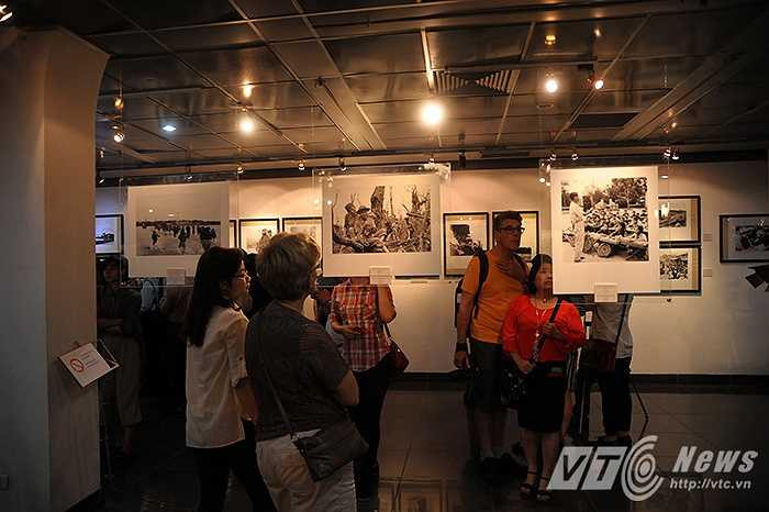 Hơn 40 tác phẩm chọn lọc của các tác giả đã ghi lại những năm tháng kháng chiến hào hùng của dân tộc, những chiến tích, kỷ niệm về chiến trường Việt Nam. 