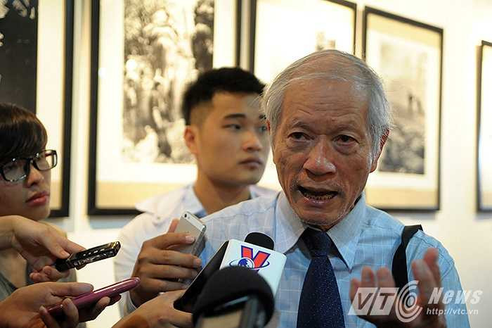 Trong ảnh, cựu phóng viên chiến trường Đoàn Công Tính đang trả lời báo chí về ý nghĩa của những bức ảnh lịch sử được ghi lại trong cuộc chiến giải phóng đất nước.