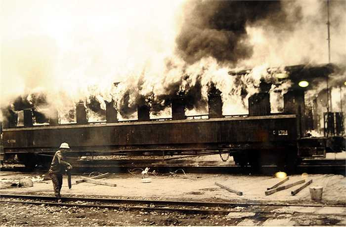Mỹ ném bom xuống ga Hải Phòng năm 1972 (Ảnh: Mai Nam, phần chú thích ảnh của tác giả được giữ nguyên)