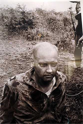 Tham mưu Carl Herbert, phi công lái máy bay F4E, số quân nhân 4286427770, sinh ngày 2 tháng Hai 1936, tại Missisipi, bị bắt tại tỉnh Hòa Bình ngày 27 tháng Mười hai 1972. (Ảnh: Chu Chí Thành, phần chú thích ảnh của tác giả được giữ nguyên)