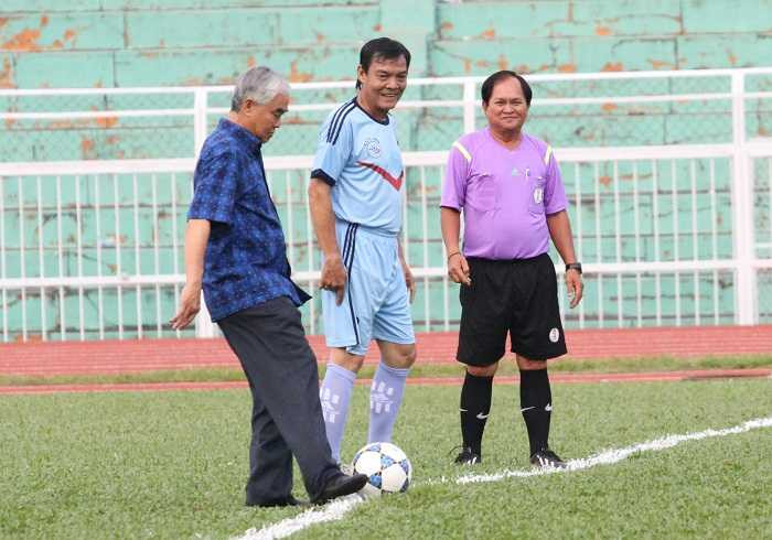 Chủ tịch VFF - Lê Hùng Dũng đá trái bóng khai mạc Festival bóng đá Hồng Hà - Trường Sơn - Cửu Long (ảnh: Hoàng Tùng)