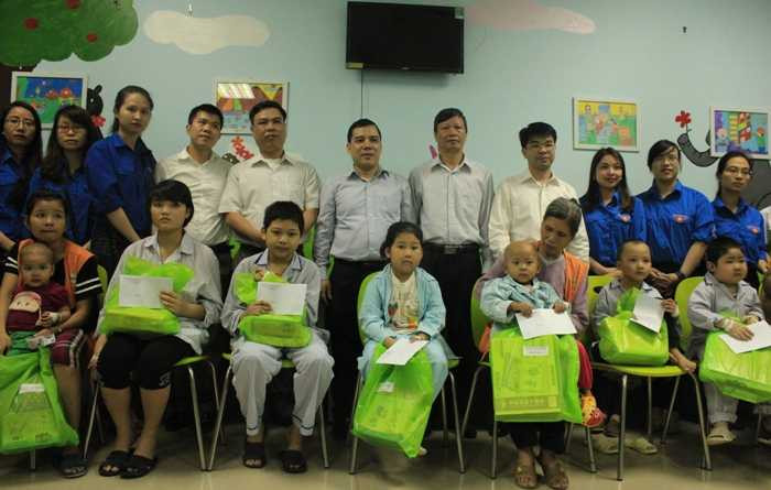 Đoàn viên Tòa án Nhân dân tối cao trao 215 phần quà cho bệnh nhi