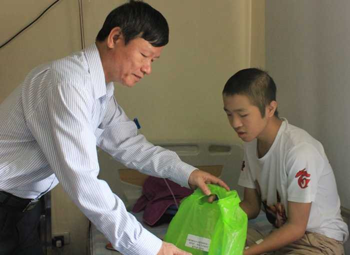 Đoàn viên Tòa án Nhân dân tối cao trao 215 phần quà cho bệnh nhi