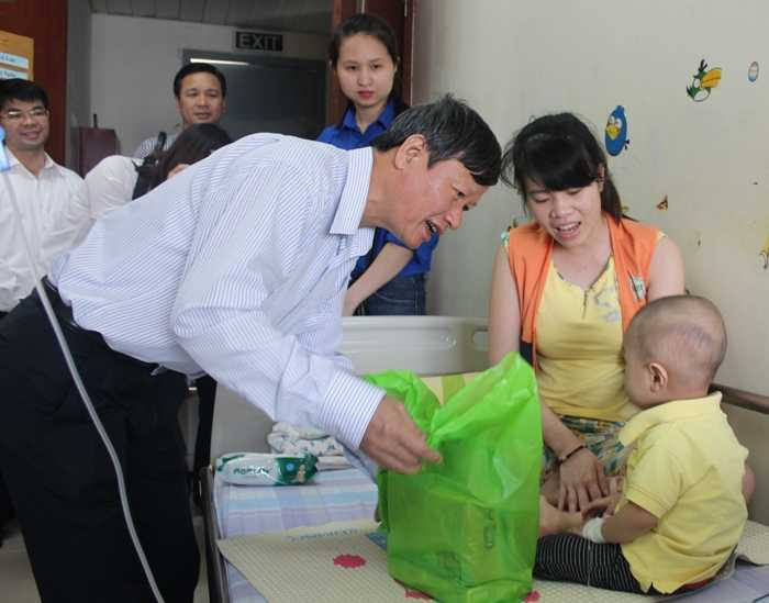 Đoàn viên Tòa án Nhân dân tối cao trao 215 phần quà cho bệnh nhi