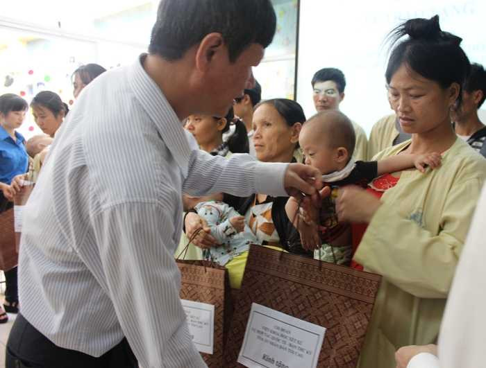 Đoàn viên Tòa án Nhân dân tối cao trao 215 phần quà cho bệnh nhi