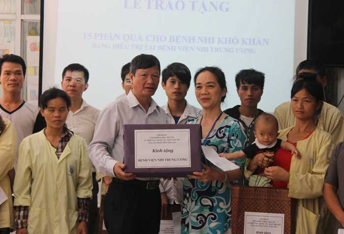 Đoàn viên Tòa án Nhân dân tối cao trao 215 phần quà cho bệnh nhi