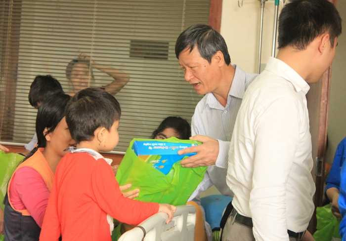 Đoàn viên Tòa án Nhân dân tối cao trao 215 phần quà cho bệnh nhi