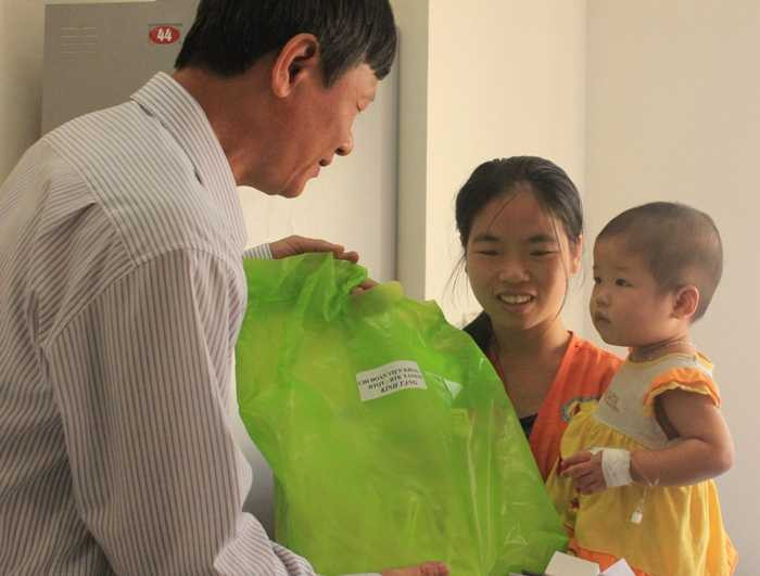 Đoàn viên Tòa án Nhân dân tối cao trao 215 phần quà cho bệnh nhi