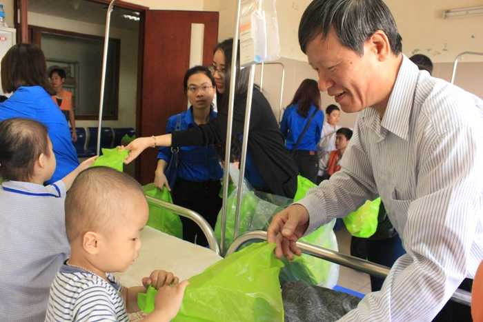 Đoàn viên Tòa án Nhân dân tối cao trao 215 phần quà cho bệnh nhi