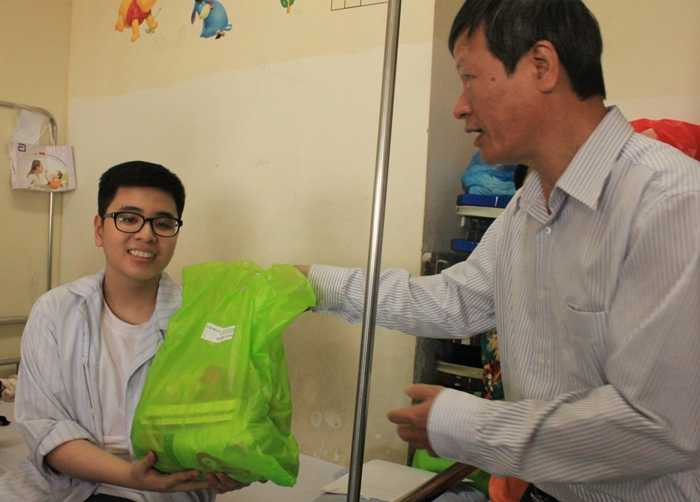 Đoàn viên Tòa án Nhân dân tối cao trao 215 phần quà cho bệnh nhi