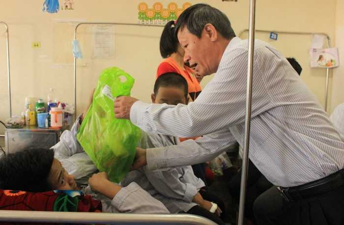 Đoàn viên Tòa án Nhân dân tối cao trao 215 phần quà cho bệnh nhi