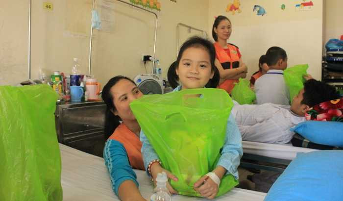 Đoàn viên Tòa án Nhân dân tối cao trao 215 phần quà cho bệnh nhi