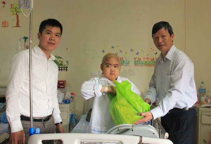 Đoàn viên Tòa án Nhân dân tối cao trao 215 phần quà cho bệnh nhi