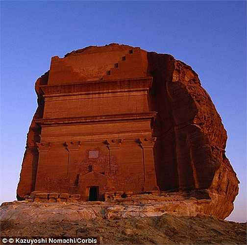 Ngọn núi bị đẽo thành hình hài giữa sa mạc