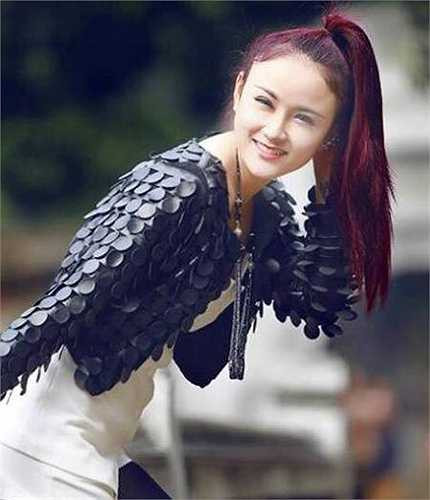 Nữ ca sỹ tài năng, xinh đẹp này là Ngô Thị Thanh Huyền, sinh năm 1995, đến từ Thanh Hóa. 