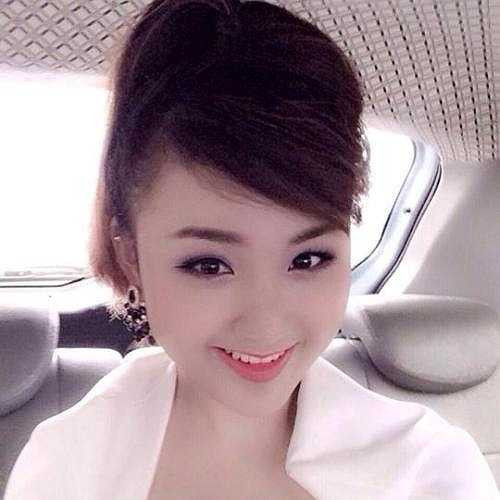 Mẹ là người tâm lý nên Huyền thường hay tâm sự về mọi điều trong cuộc sống, từ công việc, học tập, tình bạn và cả tình yêu. Mẹ còn dạy Huyền đánh đàn ghi- ta và luôn nghe, góp ý cho những ca khúc mà Huyền thu âm. 