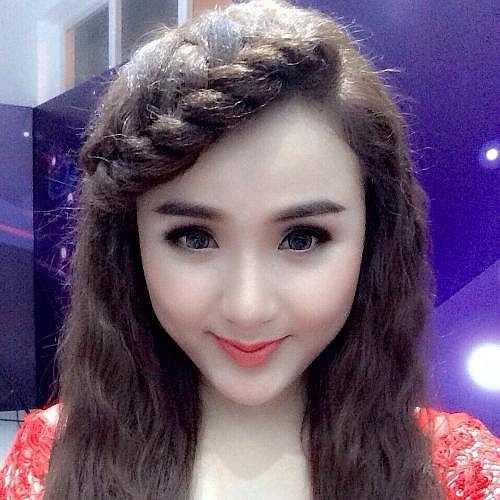 Huyền đã cho ra mắt sản phẩm âm nhạc đầu tay là MV ca nhạc 'Đã bao giờ anh biết', MV là sự cộng tác cùng ekip của ca sĩ Minh Quân. 