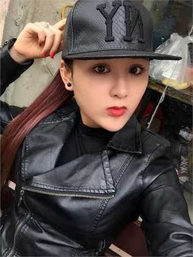 Cô gái xinh đẹp này đang cố gắng phấn đấu học tập để khi ra trường sẽ được tăng quân hàm là Trung uý. 