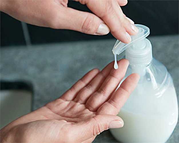 Xà phòng diệt khuẩn: Hoạt chất triclosan có trong sản phẩm vệ sinh diệt khuẩn có thể làm thay đổi điều hòa hooc-môn cơ thể, góp phần gây kháng kháng sinh.