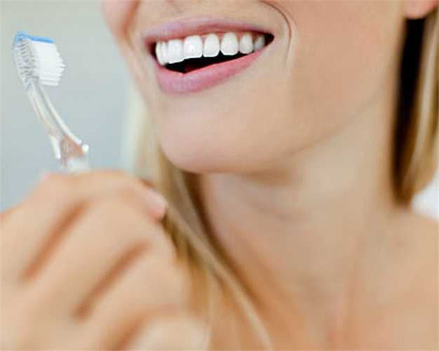 Bàn chải đánh răng bị tòe: Bàn chải đã mòn tòe sẽ kém hiệu quả trong việc làm sạch răng và ngăn ngừa sâu răng.