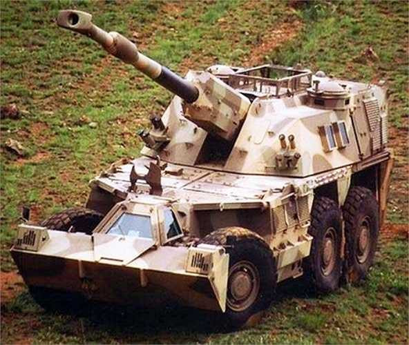 Xe pháo tự hành bọc thép Denel D6, do Denel SOC Ltd của Nam phi sản xuất với khả năng cơ động cao, có thể di chuyển trên những địa hình gồ ghề và được trang bị một khẩu pháo lớn trên đầu xe