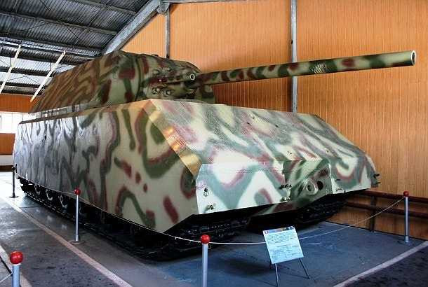 Panzer VIII Maus là một mẫu xe tăng siêu nặng và là xe chiến đấu bọc thép lớn nhất từng được chế tạo với kích thước khổng lồ, chiều dài 10,2m, chiều rộng 3,7m, cao 3,6m và nặng 188 tấn
