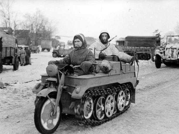 SdKfz 2 (còn được biết đến với tên gọi Kleines Kettenkraftrad HK 101 hoặc Kettenkrad) là loại xe máy ‘kỳ quái’ được binh lính Đức Quốc xã sử dụng trong thế chiến 2