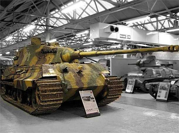 Tiger II là xe tăng hạng nặng của Đức, có trọng tượng gần 70 tấn, được bảo vệ bởi giáp phía trước dày 100 đến 180 mm