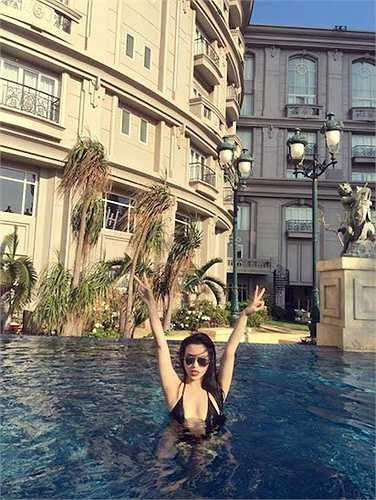 Sau đám cưới bí mật với đại gia vào cuối năm 2012, Huyền Baby xuất hiện trở lại với vẻ ngoài nóng bỏng và cực kỳ sexy. 